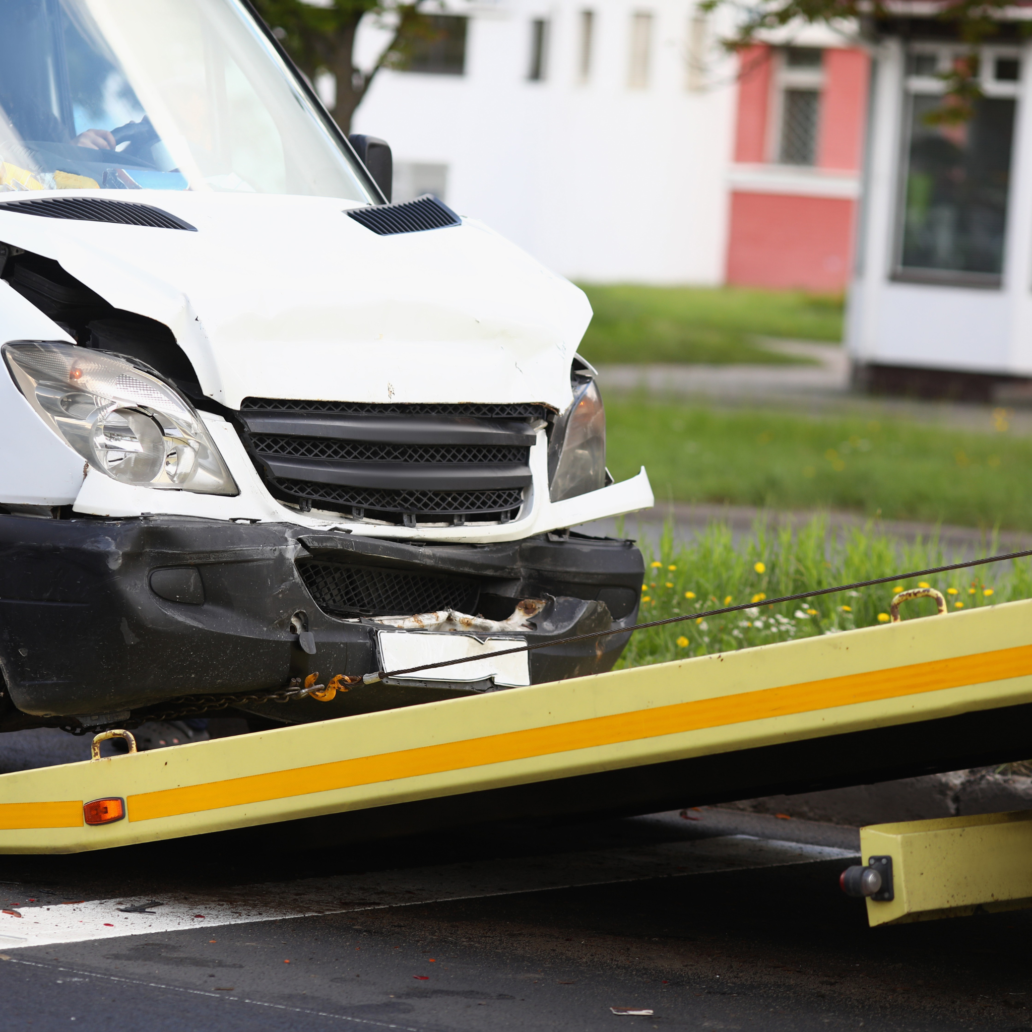 Voiture hors service étant remorquée par Recup-Occaz, service de rachat à Perpignan