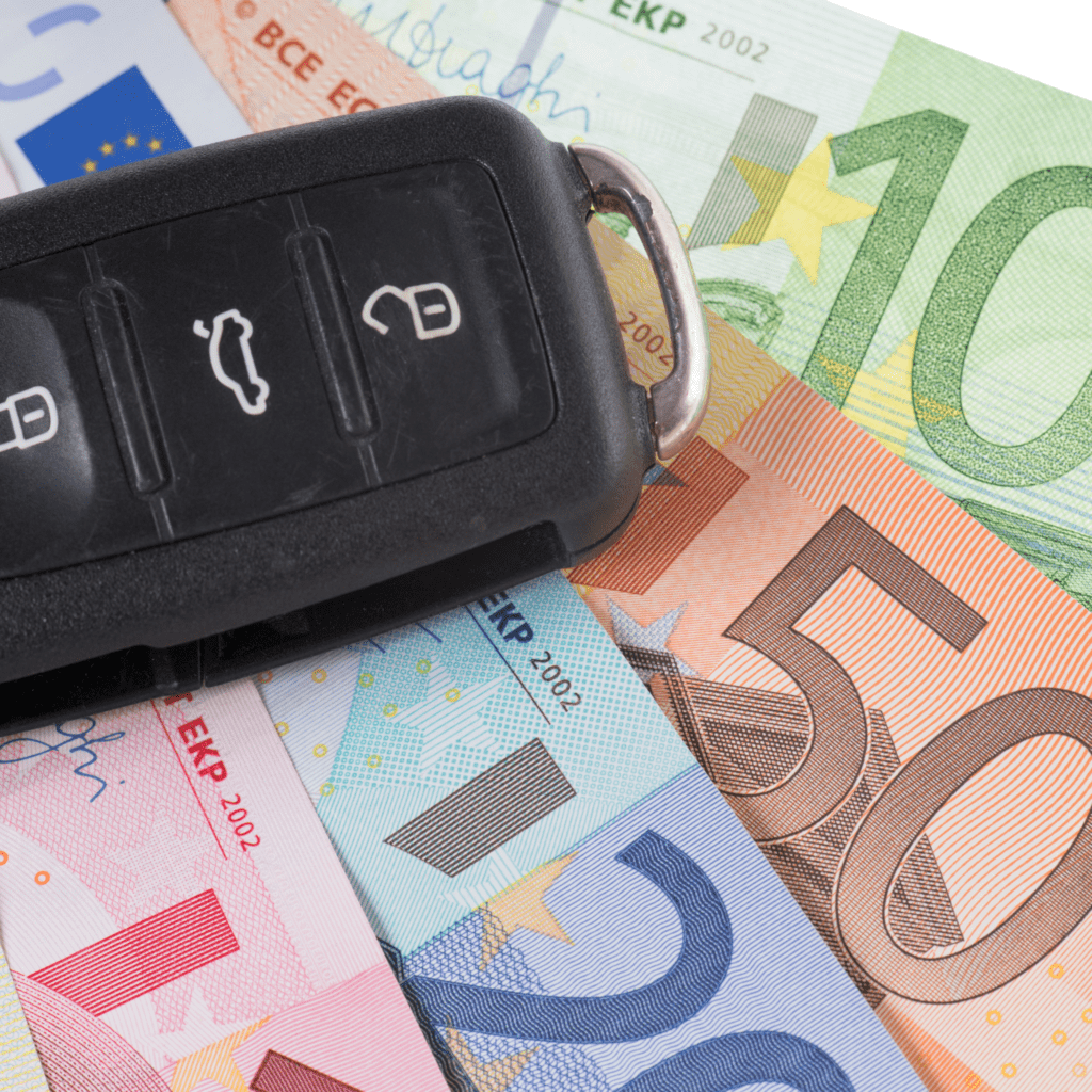 Clés de voiture avec des euros en arrière-plan illustrant la vente de voitures hors service pour cash